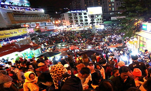 Du khách đông nghẹt tại chợ đêm Đà Lạt