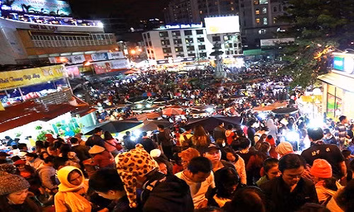 Du khách đông nghẹt tại chợ đêm Đà Lạt