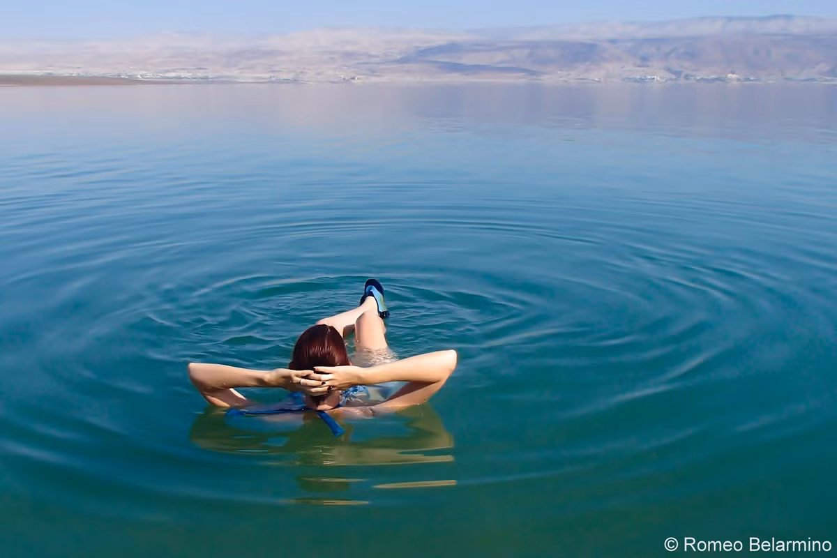 Thêm nữa, nước Biển Chết còn có rất nhiều loại khoáng chất đem lại nhiều ích lợi cho sức khỏe con người. Ví dụ như giảm căng thẳng, tẩy da chết, giảm đau cơ, điều trị viêm khớp và viêm xoang.