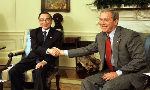 Thủ tướng Phan Văn Khải hội kiến Tổng thống George W. Bush tại Nhà Trắng trong chuyến thăm lịch sử đến Mỹ tháng 6/2005. Ảnh: Tuổi Trẻ.