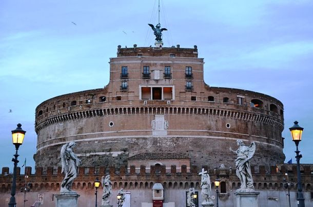 Lăng mộ của Hadrian thường được biết đến với tên gọi là Castel Sant’Angelo, là một tòa nhà hình trụ cao chót vót. Ban đầu, công trình này được xây dựng là nơi an nghỉ của hoàng đế La Mã Hadrian và hoàng hậu cùng các con.