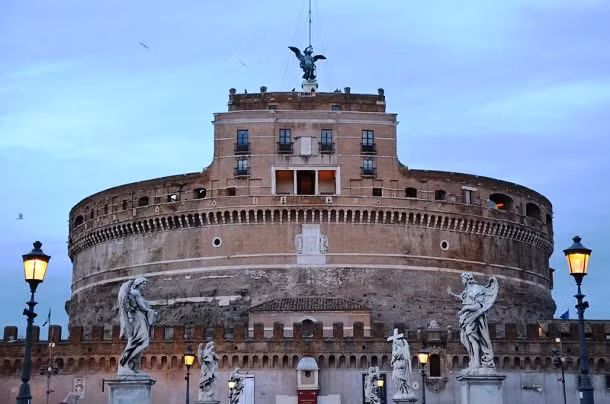 Lăng mộ của Hadrian thường được biết đến với tên gọi là Castel Sant’Angelo, là một tòa nhà hình trụ cao chót vót. Ban đầu, công trình này được xây dựng là nơi an nghỉ của hoàng đế La Mã Hadrian và hoàng hậu cùng các con.