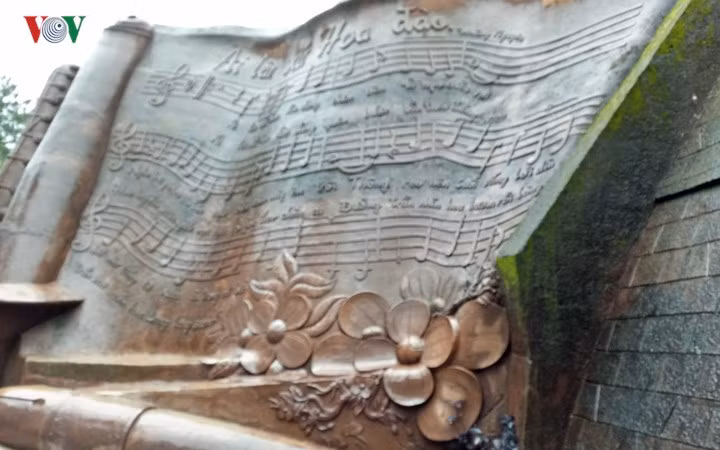 Trên vách đường hầm còn khắc họa cả bản tình ca "Ai lên xứ haa đào".