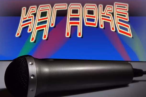 Vào năm 1971, Daisuke Inoue (Nhật Bản) có phát minh để đời là máy Karaoke. Sáng chế này ra đời sau khi một doanh nhân yêu cầu Inoue thu âm lại bài hát yêu thích để anh ta có thể hát theo bài hát trên.