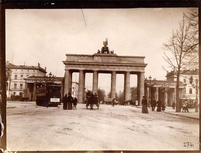 Cổng Brandenburg là một trong những biểu tượng chính của thành phố Berlin, nước Đức năm 1899.