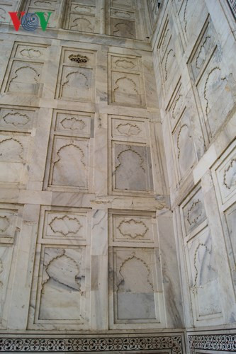 Vách tường đá phía trong ngôi mộ cũng được chạm khắc hoa văn dày đặc nhưng vẫn rất thẩm mỹ.