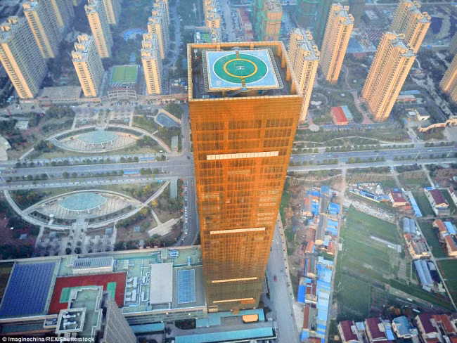 Khách sạn Gold Nugget có màu vàng nổi bật và được coi là biểu tượng của sự giàu có.