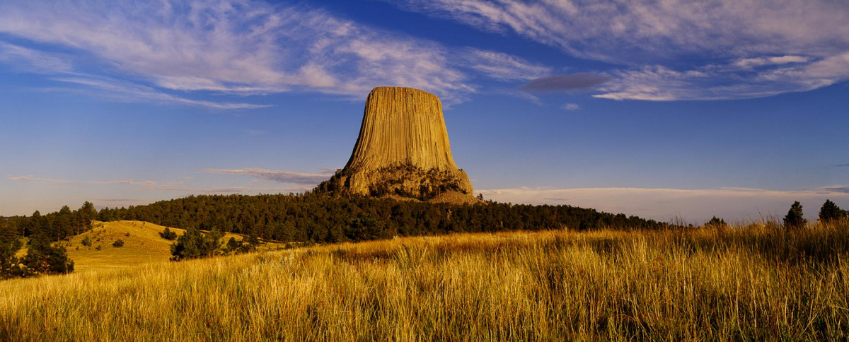 Tuy nhiên, con gấu kịp nhảy lên và bám vào tảng đá. Thấy vậy, tảng đá tiếp tục cao thêm và con gấu không thể bò lên được nữa. Cuối cùng, nó rơi xuống đất. Các bé gái thoát khỏi nanh vuốt của con gấu và hóa thành một chòm sao nhỏ có tên Pleiades.