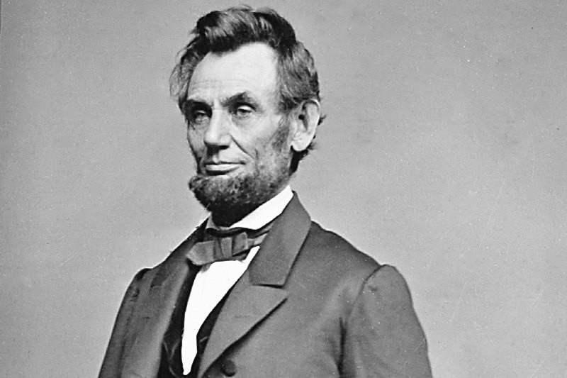 Tổng thống thứ 16 của Mỹ Abraham Lincoln được người đời nhớ đến với câu nói: "Có thể tiến chậm, nhưng đừng bao giờ bước lùi".