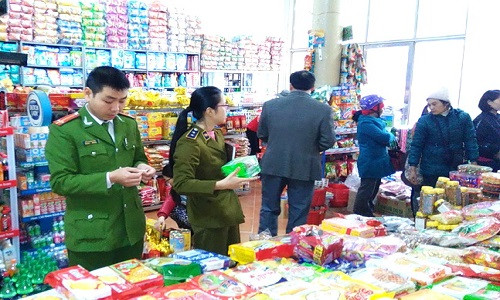 Tăng cường kiểm tra để bảo đảm vệ sinh an toàn thực phẩm vì sức khỏe nhân dân