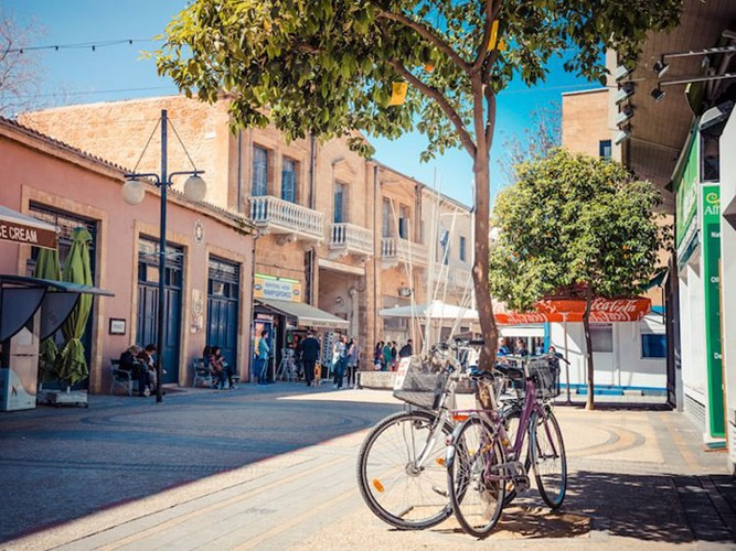 Vùng đệm do Liên Hợp Quốc kiểm soát, Síp: Cộng hòa Síp bị phân chia thành 4 phần được kiểm soát thực tế của Cộng hòa Síp,Thổ Nhĩ Kỳ, Anh và một phần do Liên Hợp Quốc kiểm soát. Vùng đệm của Liên Hợp Quốc ở ngay giữa lòng thành phố Nicosia với những bức tường bao quanh, cấm người dân và du khách.