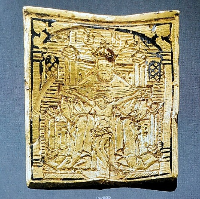 Tháng 6/2009, bà Mary Hannaby (Anh) đi bộ cùng với máy dò kim loại như thường lệ và tìm thấy một chiếc mặt dây chuyền bằng vàng có niên đại vào thế kỷ 15. Báu vật này có kích thước bằng chiếc tem bưu chính và được một bảo tàng ở Anh định giá khoảng 4.000 bảng Anh.