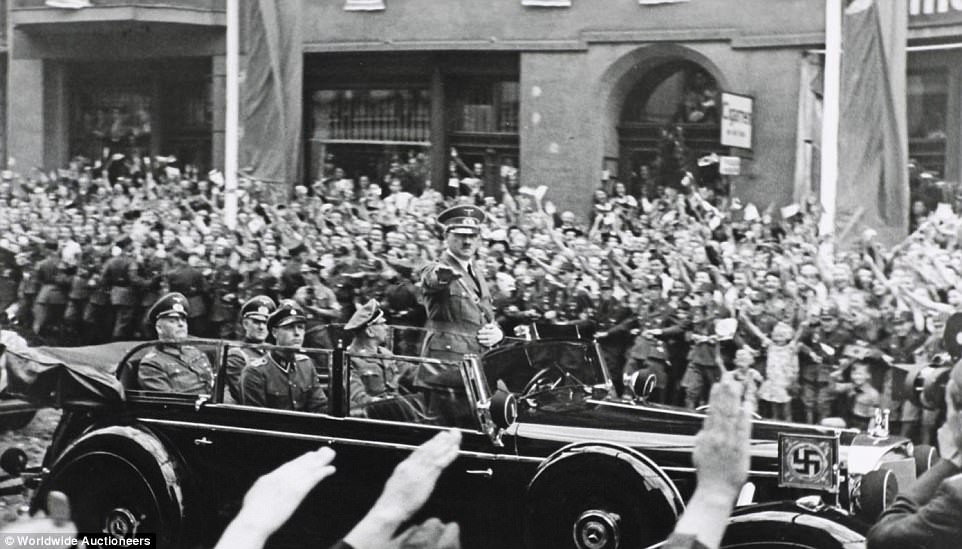 Hitler cũng di chuyển bằng xe Mercedes-Benz 770K Grosser Offener Tourenwagen khi tham gia cuộc diễu hành trên đường phố Paris khi quân đội Hitler chiếm đóng Pháp năm 1940.