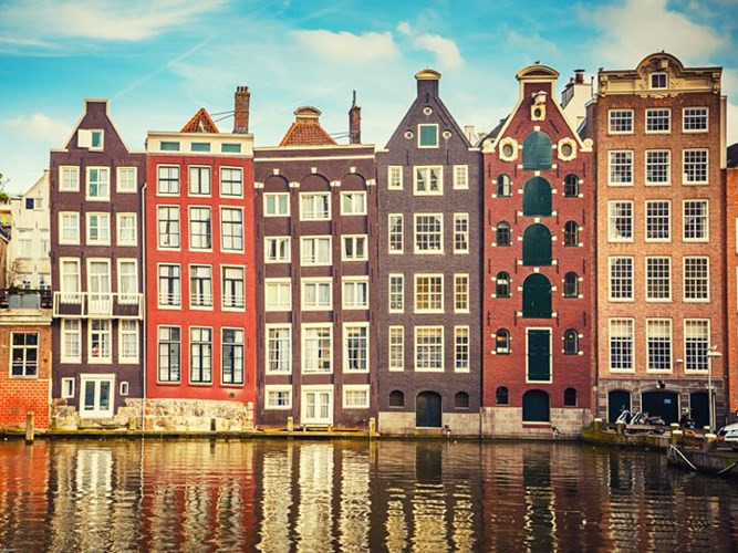 Amsterdam, Hà Lan: Amsterdam là điểm đến nổi tiếng từ lâu và thu hút du khách chủ yếu vào mùa hè. Nhiệt độ ở đây vào tháng 3 dao động từ 5 -10 độ C, mang đến cho du khách cảm giác khác lạ. Khách du lịch có thể khám phá những ngôi nhà màu sắc rực rỡ nằm dọc sông Amstel, cũng như tham quan các bảo tàng...