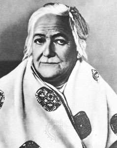 Bà Zetkin cũng tích cực đấu tranh giành quyền bình đẳng cho phụ nữ. Với tư tưởng trên, bà góp phần đẩy mạnh phát triển phong trào phụ nữ dân chủ ở Đức.