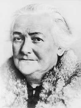 Đến năm 1919, bà Zetkin gia nhập Đảng Cộng sản Đức và trở thành Ủy viên Trung ương Đảng.