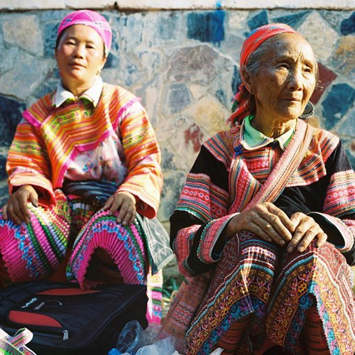 Nhân dịp gặp lại Phóng viên Đài TNVN tại Pháp, Joseph Gobin chia sẻ những bức ảnh mà anh đã dành nhiều ngày khám phá, thực hiện về cuộc sống, phong cảnh và con người nơi đây, đặc biệt là hình ảnh những phụ nữ vùng cao trong trang phục truyền thống của họ dưới góc nhìn nghệ thuật, để giới thiệu với bạn bè quốc tế mỗi khi có dịp.