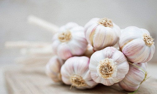 Dân gian ta lưu truyền quan niệm dùng tỏi để xua đuổi ma quỷ.