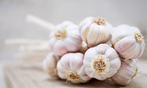 Dân gian ta lưu truyền quan niệm dùng tỏi để xua đuổi ma quỷ.