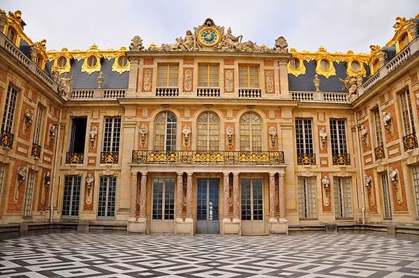 Dưới sự trị vì của vua Louis XIV, cung điện Versailles được xây dựng. Sau khi hoàn thành, đây là một trong những cung điện tráng lệ nhất nước Pháp. Mời quý độc giả xem video: Tái hiện trận chiến lịch sử của Napoleon (nguồn: VTC14)