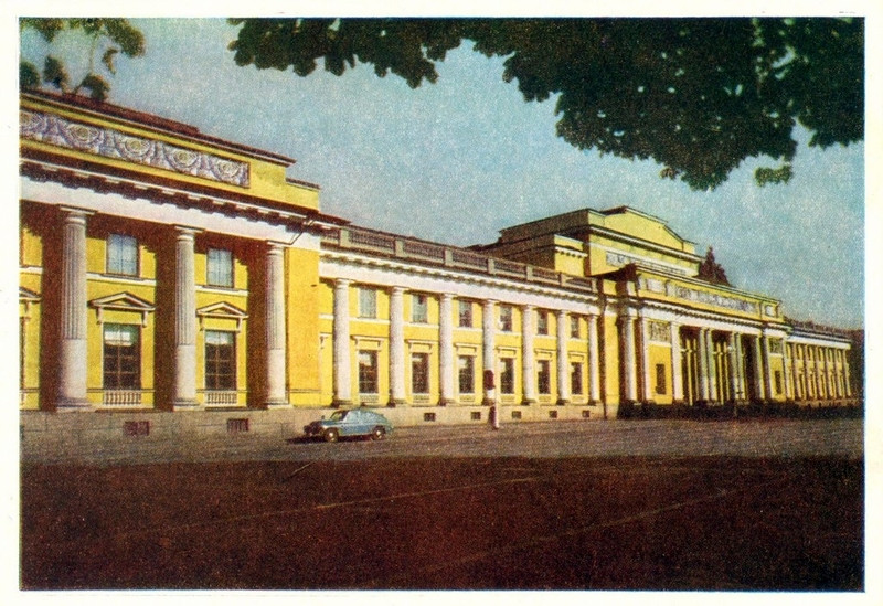 Những tòa nhà ở Leningrad năm 1952 mang đậm dấu ấn kiến trúc truyền thống.