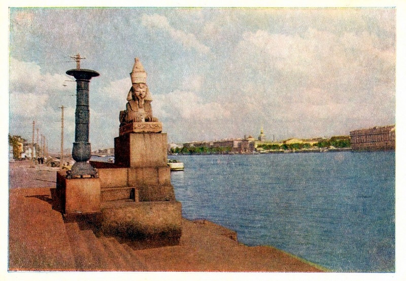 Bức tượng nhân sư được đặt ở bên bờ sông Neva ở thành phố Leningrad của Liên Xô (nay là thành phố Petersburg) năm 1952.