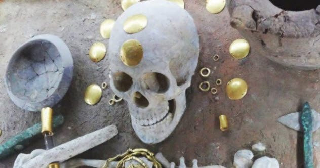 Do vậy, người dân bình thường đứng trên các bậc thang phía trên hang để quan sát các linh mục, giáo sĩ thực hiện các nghi lễ tôn giáo.