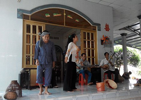 Biểu diễn đờn ca tài tử.