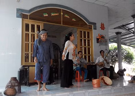 Biểu diễn đờn ca tài tử.