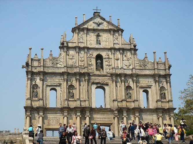 Các linh mục đầu tiên đi tới Macau sau đó vào Trung Quốc, và Nhà thờ Thánh Phaolô là thánh đường đầu tiên ở thành phố này.