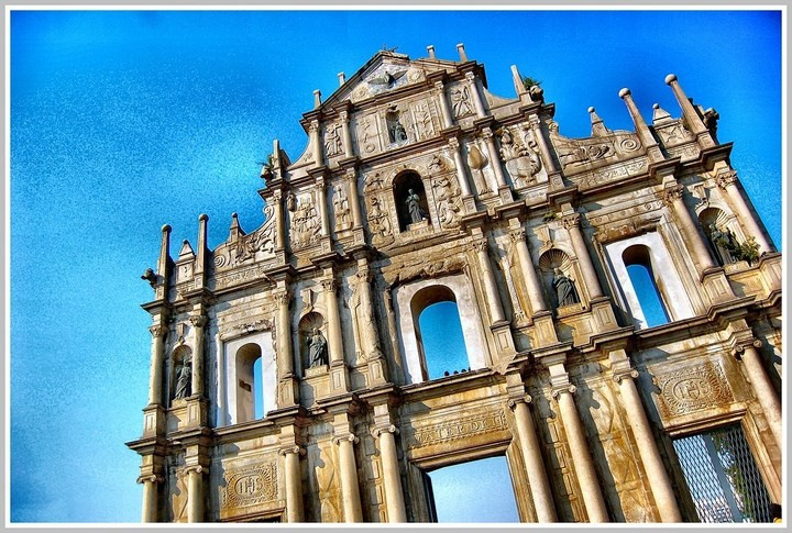 Ban đầu, nhà thờ là một phức hợp, bao gồm trường đại học phương Tây đầu tiên ở Đông Á.