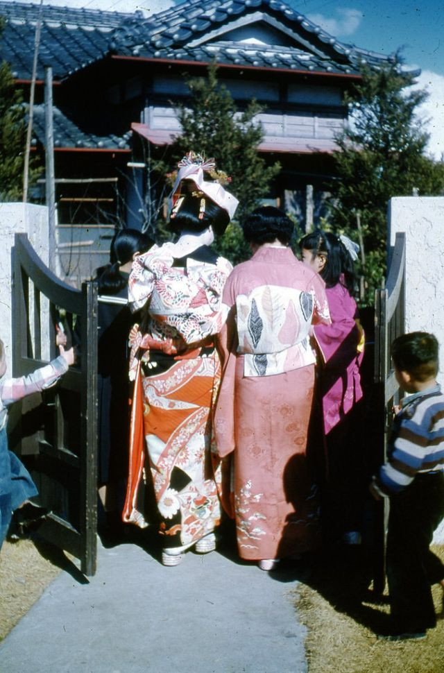 Những cô gái Nhật mặc trang phục kimono truyền thống.