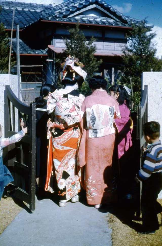 Những cô gái Nhật mặc trang phục kimono truyền thống.