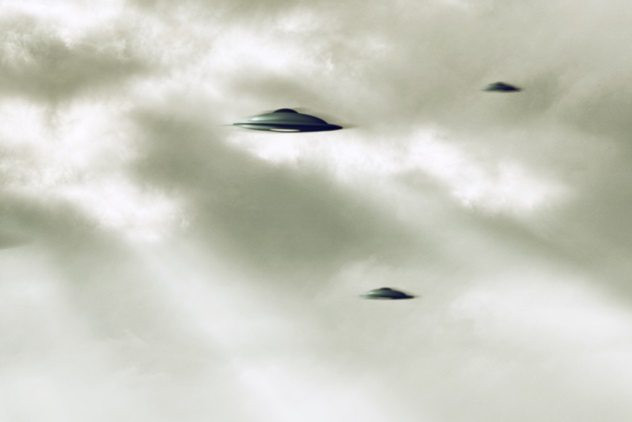 Tuy nhiên, cũng có giả thuyết cho rằng ánh sáng trên là của một sao chổi hay trận mưa sao băng.