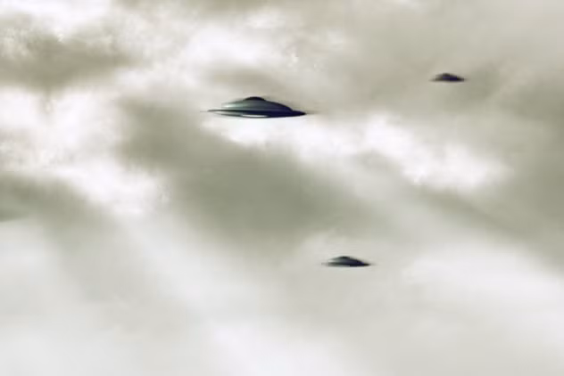 Tuy nhiên, cũng có giả thuyết cho rằng ánh sáng trên là của một sao chổi hay trận mưa sao băng.