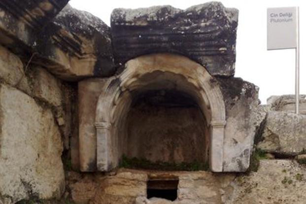 Cổng địa ngục được nhiều nhân vật nổi tiếng lịch sử ghi chép, miêu tả, trong đó nổi bật là ý kiến của nhà địa lý Strabo.