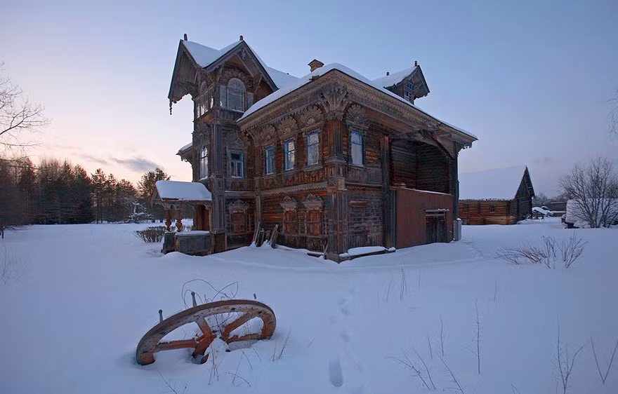 Ngôi nhà gỗ tuyệt đẹp bị lãng quên trong một khu rừng ở Nga.
