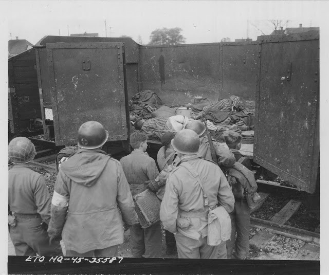 Quân đồng minh phát hiện nhiều thi thể người Do Thái chết đói trên một số toa tàu.