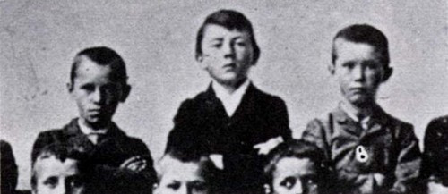 Adolf Hitler (ở giữa) khi còn nhỏ với gương mặt hồn nhiên như bao bạn bè đồng trang lứa..