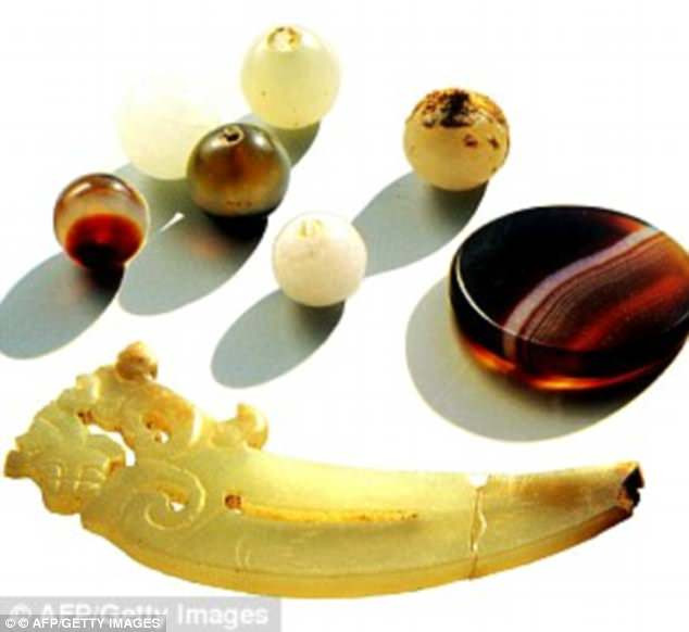 Tuy nhiên, về sau, Tào Phi ra lệnh phá hủy lăng mộ để đề phòng những người có thù oán với Tào Tháo đào mộ. Điều này cũng giúp giải thích tại sao nhóm nghiên cứu không tìm thấy những mảnh vỡ lớn ở di chỉ khảo cổ này. Nguyên do là vì Tào Phi rất có thể đã ra lệnh dọn dẹp tất cả mảnh vỡ trên.