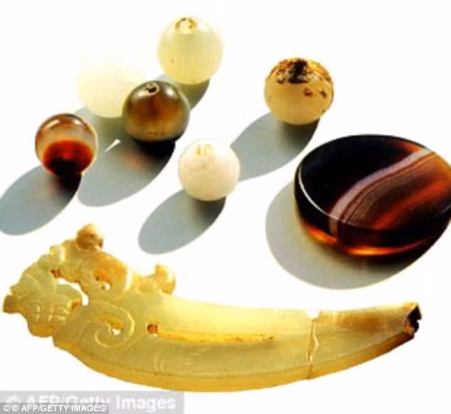 Tuy nhiên, về sau, Tào Phi ra lệnh phá hủy lăng mộ để đề phòng những người có thù oán với Tào Tháo đào mộ. Điều này cũng giúp giải thích tại sao nhóm nghiên cứu không tìm thấy những mảnh vỡ lớn ở di chỉ khảo cổ này. Nguyên do là vì Tào Phi rất có thể đã ra lệnh dọn dẹp tất cả mảnh vỡ trên.