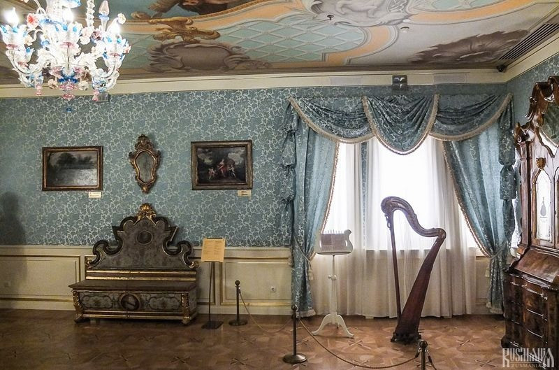 Cung điện Kolomenskoye tồn tại tới thời Nữ hoàng Catherine. Nguyên do là bởi vì vào năm 1768, Nữ hoàng Catherine đã ra lệnh phá hủy "Kỳ quan thứ tám của thế giới".