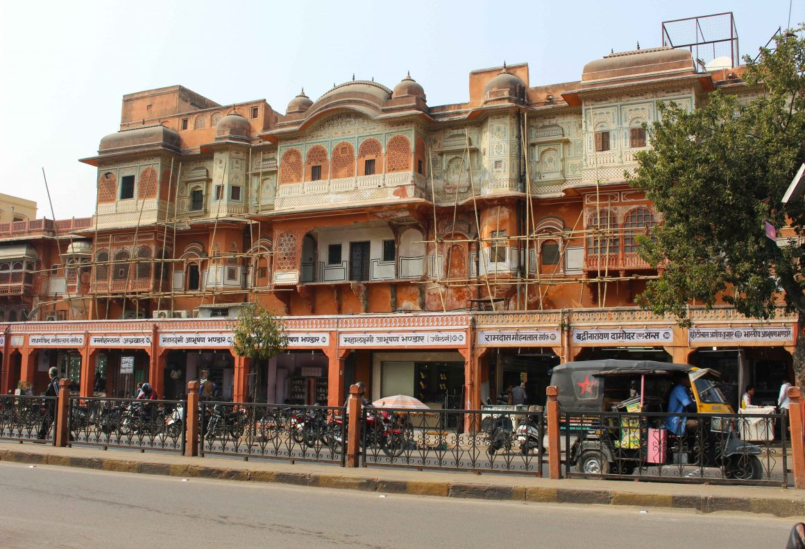 Theo đó, phong cách kiến trúc nhiều công trình ở thành phố Jaipur không giống với bất cứ nơi nào.