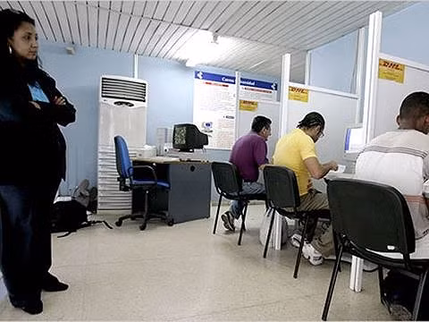 Dù nằm ngay bên cạnh Mỹ, Cuba là một trong những nước khó kết nối Internet nhất thế giới. Ở Cuba, truy cập Internet là một điều rất hiếm hoi. Cho đến tận tháng 7/2015, chỉ những người làm việc trong Chính phủ và những người chịu trả hơn 4 USD mỗi giờ tại các điểm truy cập mới có thể kết nối mạng. Trong ảnh: Một điểm truy cập Internet ở Thủ đô La Habana.