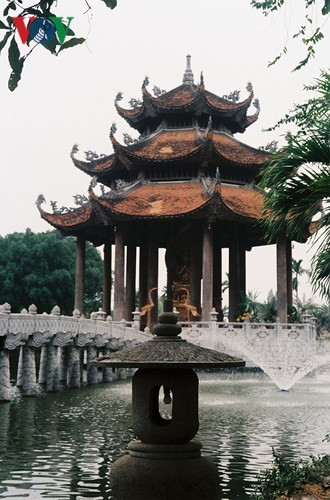 Ngoài hồ nước nằm bên cạnh lầu chuông, chùa Nôm còn có một hồ nước nữa. Lầu Quan Âm của ngôi chùa nằm ở giữa hồ nước này như một đài sen nguy nga, lộng lẫy. Dẫn vào lầu Quan Âm là một cây cầu đá hình cánh cung mô phỏng cây cầu Nôm cổ, phía trước cầu là hai tháp Cửu phẩm liên hoa bằng đồng tạo thành một cụm kiến trúc thống nhất làm mãn nhãn người xem.