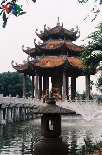 Ngoài hồ nước nằm bên cạnh lầu chuông, chùa Nôm còn có một hồ nước nữa. Lầu Quan Âm của ngôi chùa nằm ở giữa hồ nước này như một đài sen nguy nga, lộng lẫy. Dẫn vào lầu Quan Âm là một cây cầu đá hình cánh cung mô phỏng cây cầu Nôm cổ, phía trước cầu là hai tháp Cửu phẩm liên hoa bằng đồng tạo thành một cụm kiến trúc thống nhất làm mãn nhãn người xem.