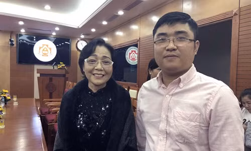 Bà Thanh bên cậu con trai Nguyễn Trung Quân Bà Thanh bên cậu con trai Nguyễn Trung Quân