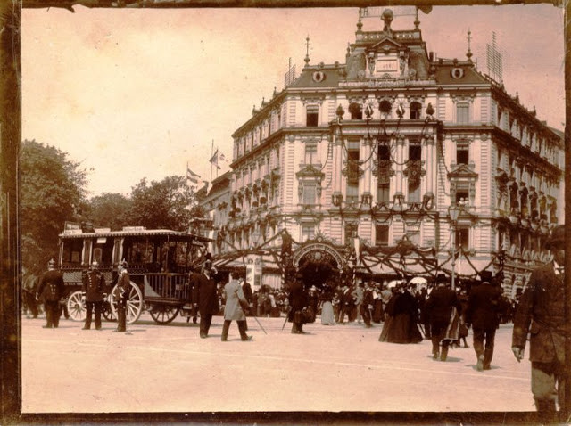 Dòng người, xe cộ tấp nập trước cửa khách sạn Bellevue ở Berlin.