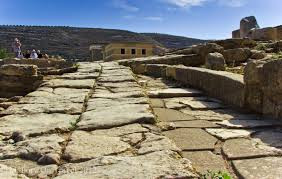 Người La Mã phát minh ra bê tông từ cách đây hơn 2.000 năm. Bê tông của người La Mã vô cùng kiên cố và siêu bền.