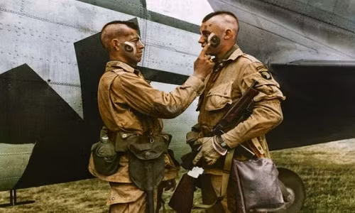 Hai người lính sơn mặt trước khi lên đường làm nhiệm vụ năm 1944.